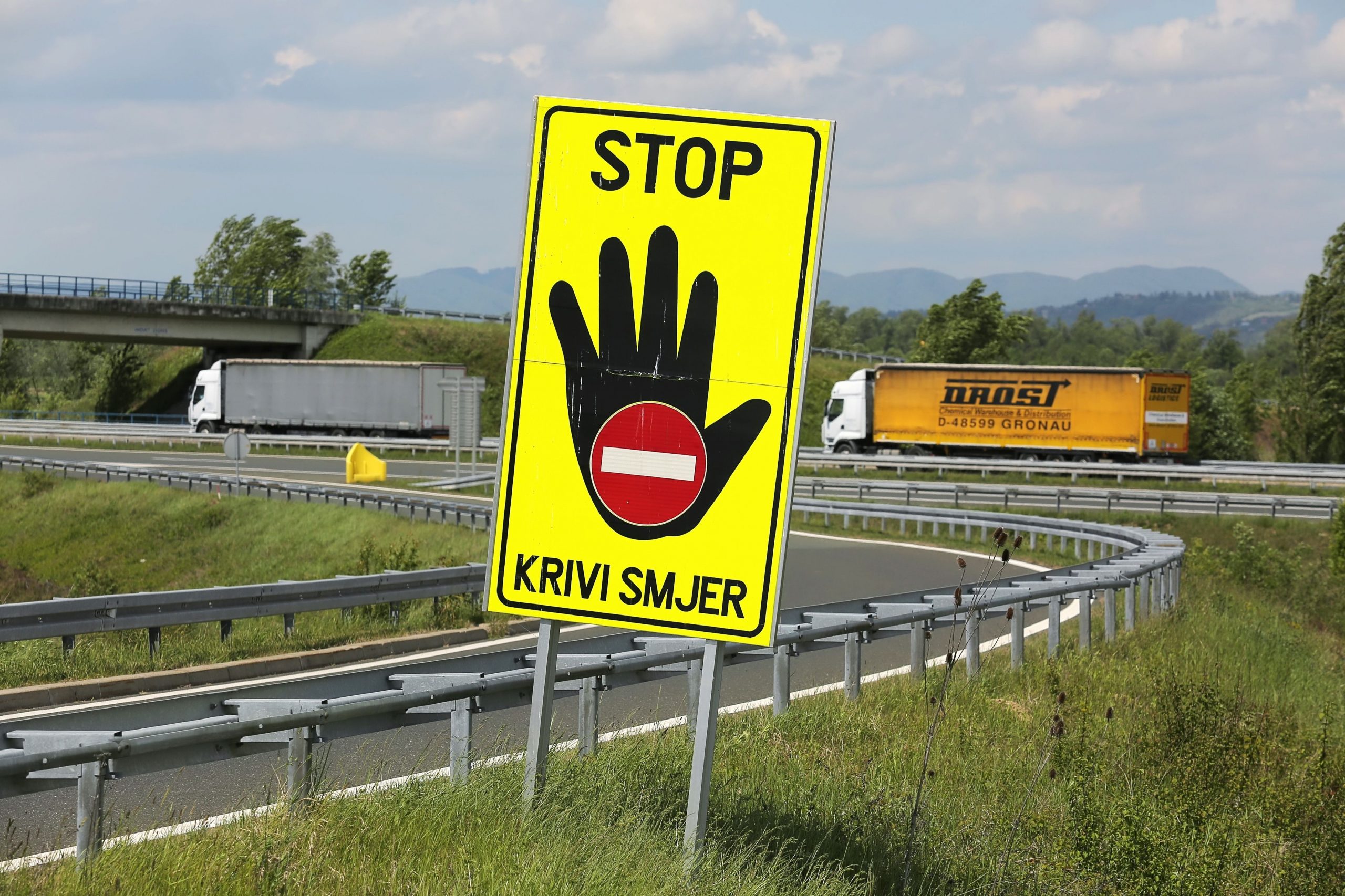 25.04.2017., Bregana - Tegljaci cekaju u koloni za prijelaz slovenske granice. 
Photo: Tomislav Miletic/PIXSELL