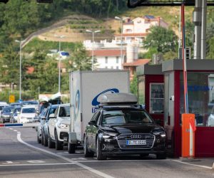 22.05.2020.. Plovanija - Strani drzavljani ulaze u Hrvatsku na granicnom prijelazu Kastel.
Photo: Srecko Niketic/PIXSELL