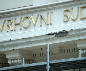 26.07.2021., Zagreb - Trg Nikole Subica Zrinskog. Iako sanacija na fasadi Vrhovnog suda na Zrinjevcu nije gotova, te se vide veca ostecenja radnici skidaju cijelu skelu sa procelja zgrade. Photo: Sanjin Strukic/PIXSELL
