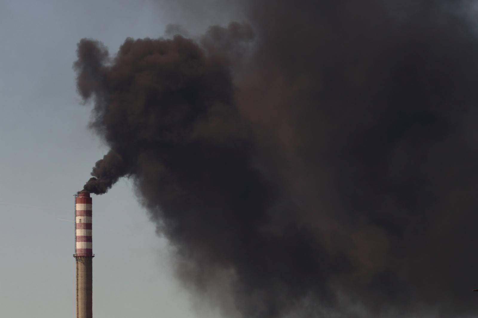 14.05.2013., Zagreb - Oko 12.30 iz dimnjaka Toplane na Tresnjevci desetak minuta je ispustan gusti crni dim kojega je vjetar kasnije odnio prema centru grada.
Photo: Davor Puklavec/PIXSELL
