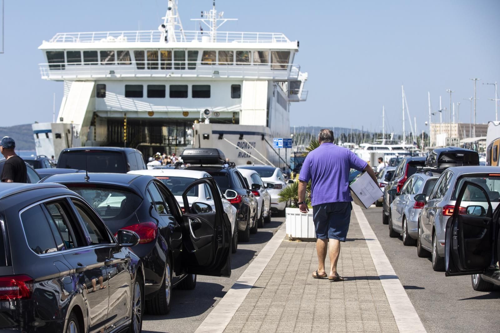 31.07.2021., Split - Vikend guzve u splitskoj trajektnoj luci. Kolone se stvaraju kada uplove trajekti te se zblokira jedina prometnica koja vodi izvan trajektne luke.
Photo: Miroslav Lelas/PIXSELL