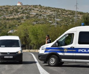 26.08.2020., Vodice - Veliki pozar u okolici Vodica uz kopnene snage gase Air-tractori i kanaderi. Cesta je zatvorena za sav promet.
Photo: Hrvoje Jelavic/PIXSELL