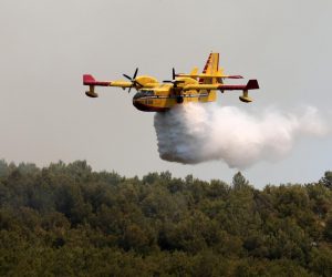 12.08.2021., Sibenik - Pozar kod Vrpolja gase vatrogasne snage, 43 vatrogasca, 16 vozila i dva kanadera. Pozar se priblizio se i kucama.
Photo: Dusko Jaramaz/PIXSELL