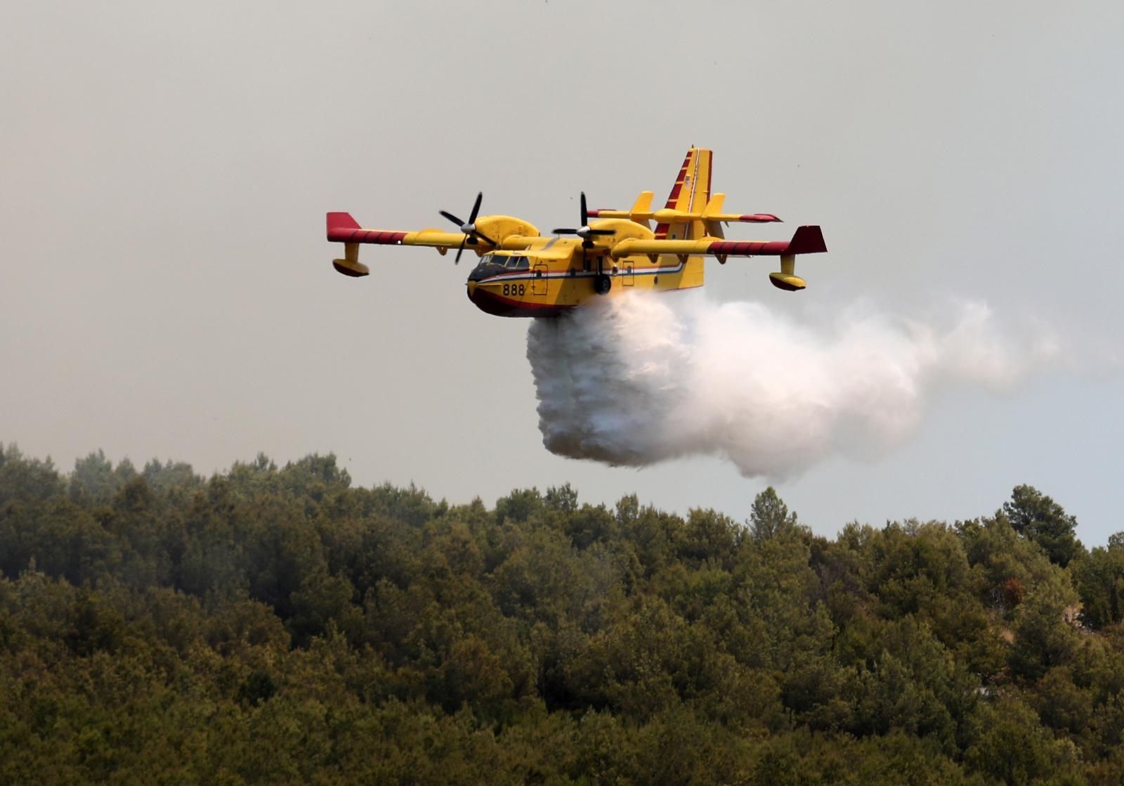 12.08.2021., Sibenik - Pozar kod Vrpolja gase vatrogasne snage, 43 vatrogasca, 16 vozila i dva kanadera. Pozar se priblizio se i kucama.
Photo: Dusko Jaramaz/PIXSELL