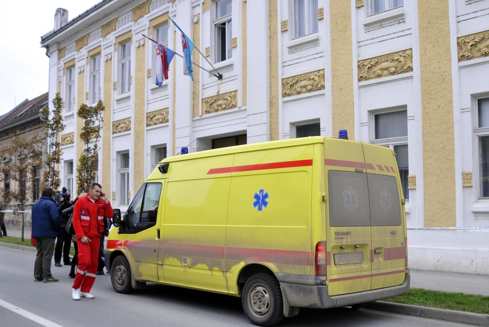12.11.2013., Vukovar - Policija se sukobila s tri osobe koje su danas u 11 sati pokusale skinuti plocu s dvojezicnim natpisom, pri cemu je jedan od izgrednika ozlijeden. 
Photo: Goran Ferbezar/PIXSELL