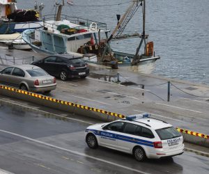 15.01.2016., Zadar - Jutros oko 8 sati u blizini gradskog mosta, iz mora je izvuceno tijelo muskarca za kojeg se smatra da mu je sinoc pozlilo te je pao u more izmedju ribarskih brodova. 
Photo: Dino Stanin/PIXSELL