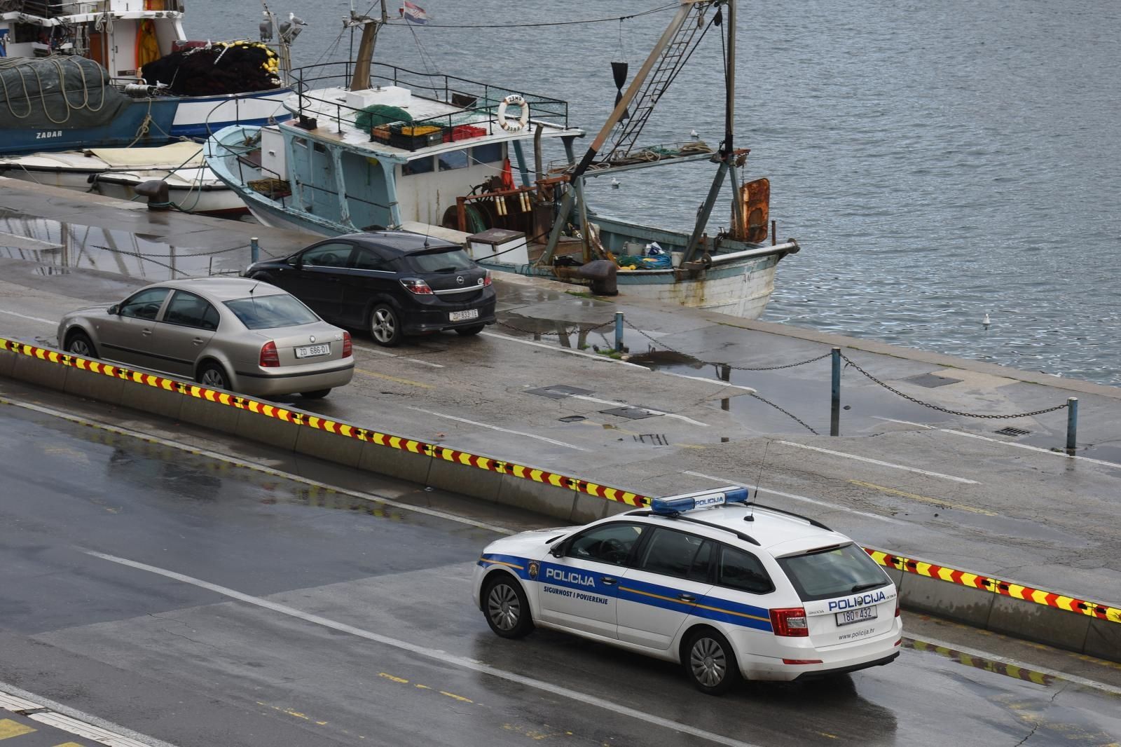 15.01.2016., Zadar - Jutros oko 8 sati u blizini gradskog mosta, iz mora je izvuceno tijelo muskarca za kojeg se smatra da mu je sinoc pozlilo te je pao u more izmedju ribarskih brodova. 
Photo: Dino Stanin/PIXSELL