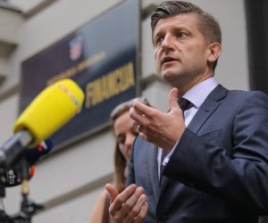 27.07.2021., Zagreb - Ispred ministarstva financija odrzana je konferencija za medije nakon sastanka ministra financija Zdravka Marica s predstavnicima Nacionalne udruge ugostitelja o njihovim prijedlozima poreznog rasterecenja sa snizavanjem stope PDV-a na pripremu i posluzivanje bezalkoholnih pica i napitaka. Ministar financija Zdravko Maric Photo: Tomislav Miletic/PIXSEL