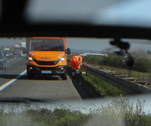 01.04.2021., Zagreb Djelatnici HAC-a rade na ophodnji autoceste dionice od Bregane do Ivanje Reke. Radnici uklanjaju opasne predmete s autoceste, osiguravaju vozila u kvaru, ciste cestu nakon prometne nesrece  te osiguravaju neometan protok vozila.Photo:Zeljko Lukunic/PIXSELL