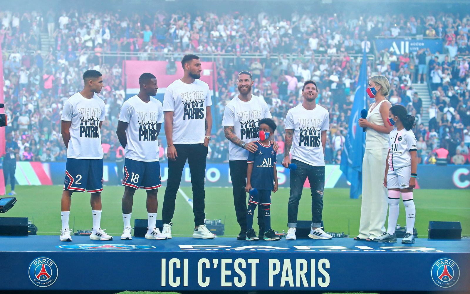 epa09414057 Paris Saint-Germain's new recruits Lionel Messi (R), Gianluigi Donnarumma (C), Achraf Hakimi (L), Sergio Ramos (2R), Georginio Wijnaldum  (2L) greet their fans during their presentation at the half-time of the French Ligue 1 soccer match between Paris Saint Germain and Strasbourg at the Parc des Princes stadium in Paris, France, 14 August 2021.  EPA/CHRISTOPHE PETIT TESSON