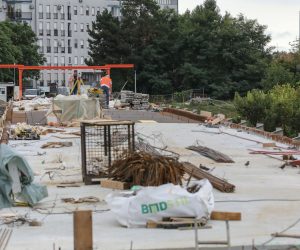 Zagreb, 23.08.2021. - Obnova Pješačkog mosta u zagrebu, trajati će do 25. ožujka 2022. Radi se, naime, kompletan remont objekta i obnovit će se sve od temelja do ograde, a pješaci i biciklisti morat će koristiti alternativni pravac, odnosno stazu preko Jadranskog mosta.
foto HINA/ Admir BULJUBAŠIĆ/ abu