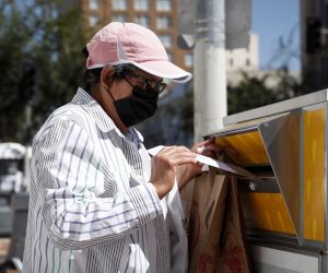 epa09433021 A person drops off a ballot at an official ballot drop box located outside the Frances Howard Goldwyn - Hollywood Regional Branch Library in Los Angeles, California, USA, 27 August 2021. There are more than 400 ballot drop-off boxes throughout Los Angeles County for citizens to cast their votes for the 14 September 2021 California Gubernatorial Recall Election.  EPA/CAROLINE BREHMAN