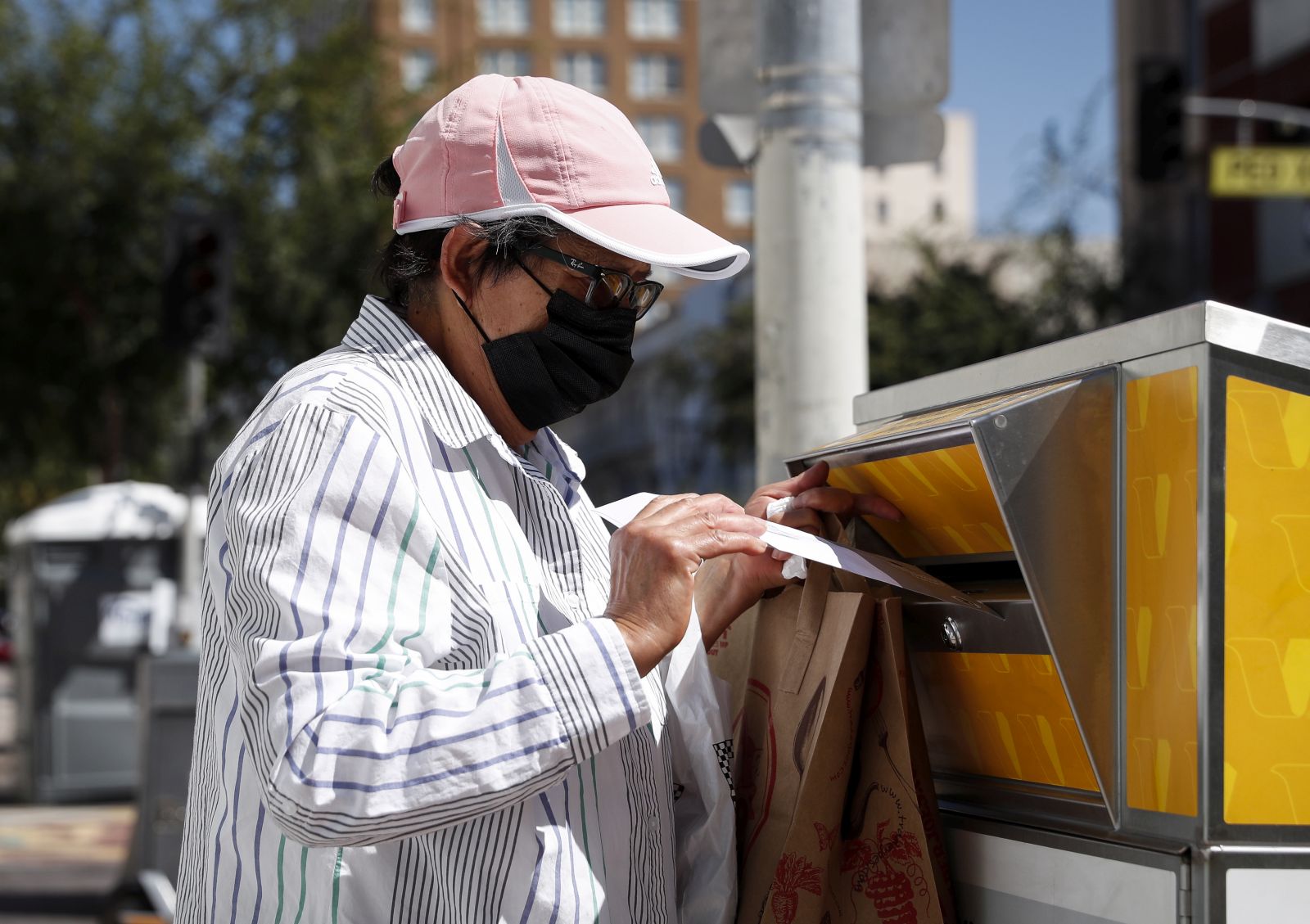 epa09433021 A person drops off a ballot at an official ballot drop box located outside the Frances Howard Goldwyn - Hollywood Regional Branch Library in Los Angeles, California, USA, 27 August 2021. There are more than 400 ballot drop-off boxes throughout Los Angeles County for citizens to cast their votes for the 14 September 2021 California Gubernatorial Recall Election.  EPA/CAROLINE BREHMAN