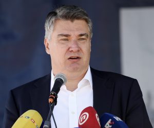 Split, 30.8.2021.- Predsjednik Republike i vrhovni zapovjednik Oružanih snaga Republike Hrvatske Zoran Milanović sudjelovao je na svečanom ispraćaju 5. hrvatskog kontingenta u NATO operaciju potpore miru Sea Guardian u Sredozemlju, koji čini brod Hrvatske ratne mornarice RTOP-41 “Vukovar” i posada
foto HINA/ Mario STRMOTIĆ/ ua