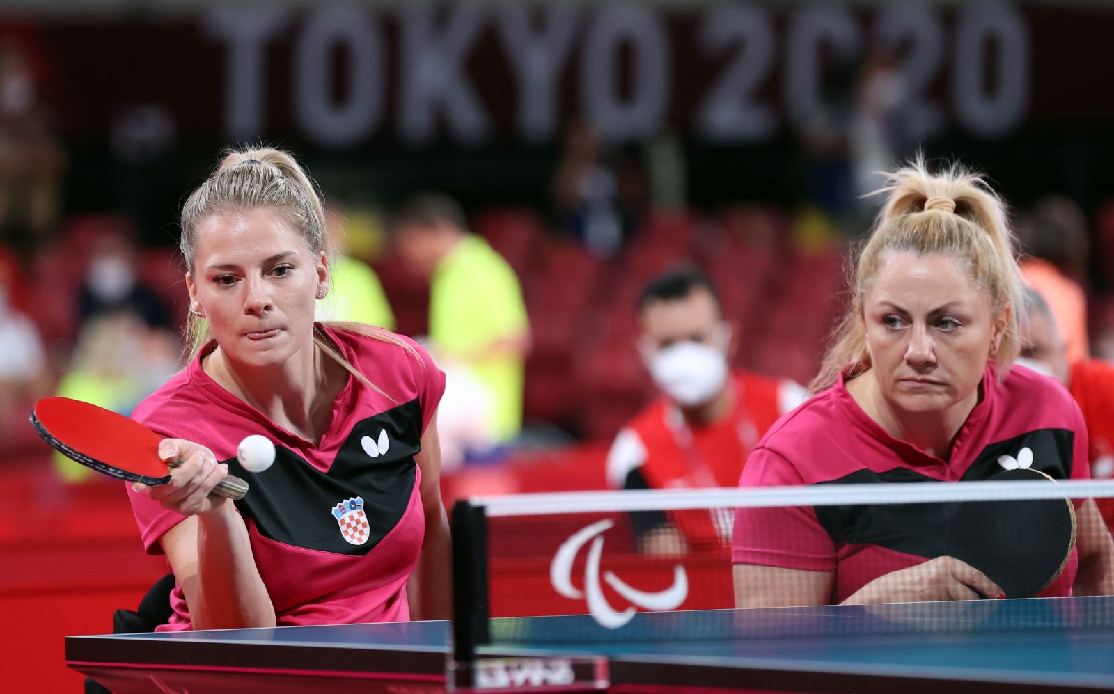 Tokio, 31.08.2021 - Hrvatske stolnotenisacice Andela Muinic i Helena Dretar Karic tijekom meca cetvrtfinala ekipno, ene, P3 protiv para iz Turske, na Paraolimpijskim igrama Tokio 2020.
foto HINA/ Damir SENCAR/ ds