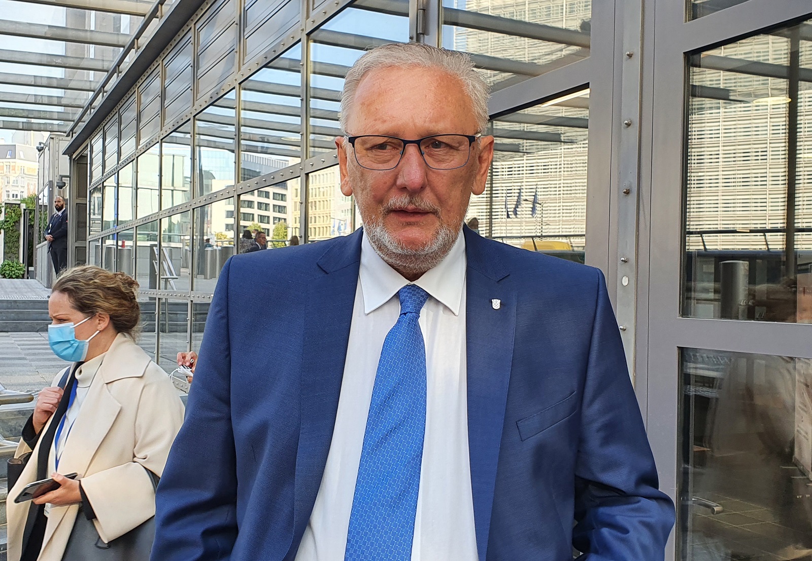 Bruxelles, 31.8.2021.- Europska unija ne smije ponoviti pogreke iz 2015. godine i podizati nerealna oèekivanja da æe prihvatiti veliki broj migranata iz Afganistana, ali je spremna pomoæi tim ljudima u zemljama u neposrednom afganistanskom okruenju, izjavio je u utorak hrvatski ministar unutarnjih poslova Davor Boinoviæ nakon izvanrednog sastanka ministara unutarnjih poslova drava èlanica EU-a posveæenog situaciji u Afganistanu. 
foto HINA/ Slavko VUKADIN/ ua