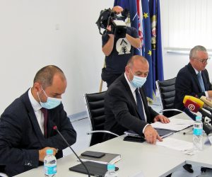 Petrinja, 1.9.2021.- Nakon to je analiziran dosadanji rad, na trosatnoj sjednici Stoera za uklanjanje teta od katastrofalnog potresa, koji je pogodio Petrinju prije osam mjeseci, prihvaæeni su zakljuèci, a jedan je od vanijih, kako je rekao naèelnik Stoera Tomo Meved, smjetaj ljudi prije zime iz kontejnera u èvrste objekte. 
foto HINA/ ua
