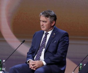 Bled, 1.9.2021.- Èlan predsjednitva Bosne i Hercegovine eljko Komiæ na panelu o proirenju Europske unije na Bledskom stratekom forumu rekao je kako BiH moe biti multikulturalna i bez konstitutivnosti triju naroda, to je koncept naslijeðen iz Sovjetskog Saveza. Konstitutivnost kao institut u ustavnim sustavima pojedinih zemalja je izum koji potjeèe iz Sovjetskog Saveza (SSSR). 
foto HINA/ FENA/Hazim Aljoviæ/ ua