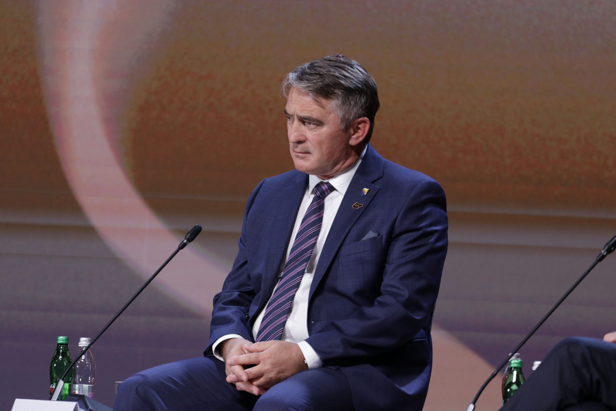 Bled, 1.9.2021.- Èlan predsjednitva Bosne i Hercegovine eljko Komiæ na panelu o proirenju Europske unije na Bledskom stratekom forumu rekao je kako BiH moe biti multikulturalna i bez konstitutivnosti triju naroda, to je koncept naslijeðen iz Sovjetskog Saveza. Konstitutivnost kao institut u ustavnim sustavima pojedinih zemalja je izum koji potjeèe iz Sovjetskog Saveza (SSSR). 
foto HINA/ FENA/Hazim Aljoviæ/ ua