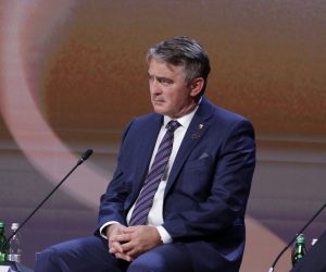 Bled, 1.9.2021.- Èlan predsjednitva Bosne i Hercegovine eljko Komiæ na panelu o proirenju Europske unije na Bledskom stratekom forumu rekao je kako BiH moe biti multikulturalna i bez konstitutivnosti triju naroda, to je koncept naslijeðen iz Sovjetskog Saveza. Konstitutivnost kao institut u ustavnim sustavima pojedinih zemalja je izum koji potjeèe iz Sovjetskog Saveza (SSSR). 
foto HINA/ FENA/Hazim Aljoviæ/ ua