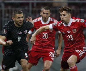 epa09441438 Mateo Kovacic (L) of Croatia in action against Aleksei Ionov  (C) and Daler Kuzyaev (R) of Russia during the FIFA World Cup 2022 Group H qualifying soccer match between Croatia and Russia in Moscow, Russia, 01 September 2021.  EPA/YURI KOCHETKOV
