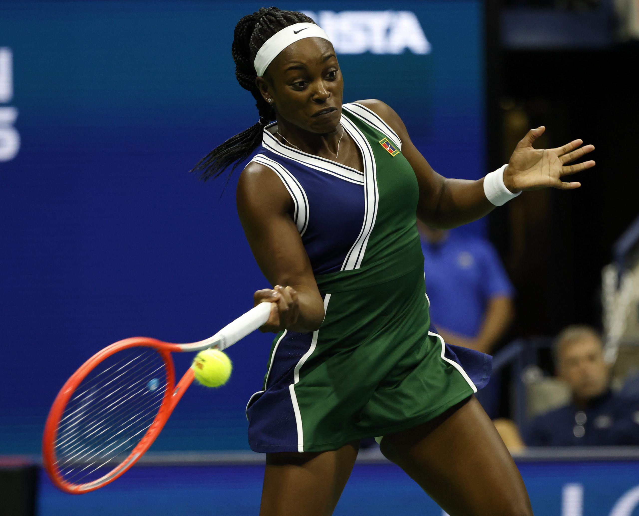 epa09441930 Sloane Stephens of the US hits a return to Coco Gauff of the US during their match on the third day of the US Open Tennis Championships the USTA National Tennis Center in Flushing Meadows, New York, USA, 01 September 2021. The US Open runs from 30 August through 12 September.  EPA/JASON SZENES