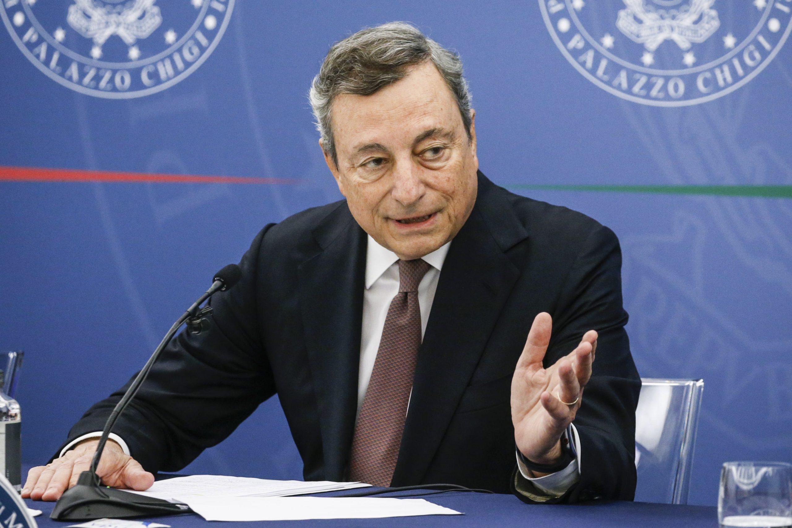 epa09443046 Italian Prime Minister Mario Draghi during a press conference at the end of a Cabinet meeting that addressed rules for the use of Green Pass against the spread of Covid-19, Rome, Italy,  02 September 2021.  EPA/FABIO FRUSTACI / POOL