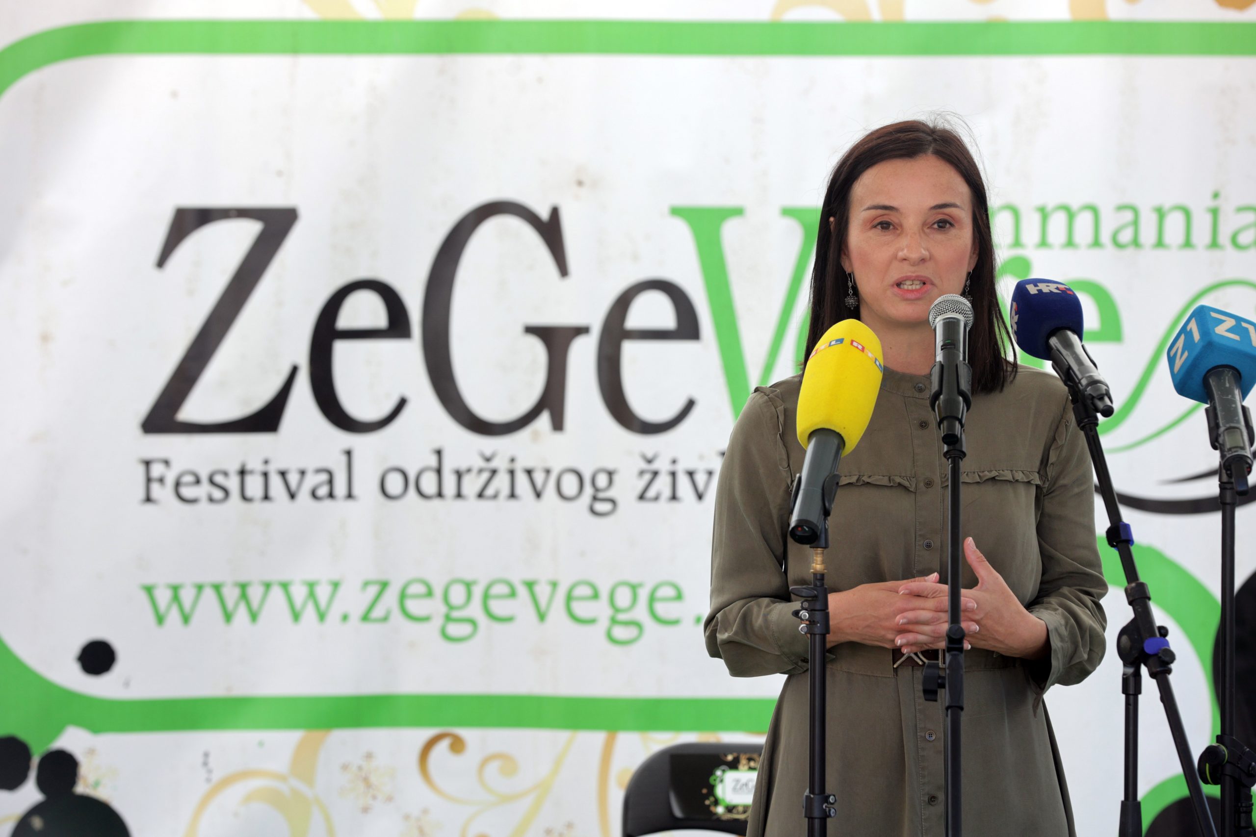 Zagreb, 4.9.2021 - Ministrica poljoprivrede Marija Vučković posjetila je 13. ZeGeVege festival pri čemu je uručila plakete za najinovativnije veganske proizvode odabrane u projektu Proizvodimo održivo, jedimo zeleno.
Foto HINA/ Dario GRZELJ/ dag