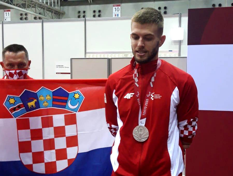 Tokio, 04.09.2021. - Posljednjeg natjecateljskog dana na Paraolimpijskim igrama u Tokiju, Hrvatska je stigla i do već sedme medalje nakon što je paratekvondaš Ivan Mikulić (26) u finalu kategorije +75 kg izgubio od Iranca Asghara Aziziaghdama sa 10-12 osvojivši srebro.
foto HINA/ Denis Lugarić/ ml