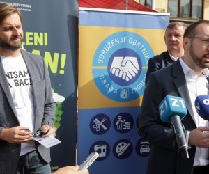 Zagreb, 5.9.2021 - Akcija #ZaZeleniSvakiDan, kojom Ministarstvo gospodarstva i održivog razvoja građanima pokazuju kako promjenom svakodnevnih navika svi zajedno možemo učiniti pozitivne korake u smanjenju štetnog utjecaja na klimu, okoliš i prirodu. Akciju su posjetili ministar gospodarstva i održivog razvoja Tomislav Ćorić (L), gradonačelnik Zagreba Tomislav Tomašević (D), predsjednik Udruženja zagrebačkih obrtnika Antun Trojnar (S) i direktorica Turističke zajednice Grada Zagreba Martina Bienenfeld.
Foto HINA/ Dario GRZELJ/ dag