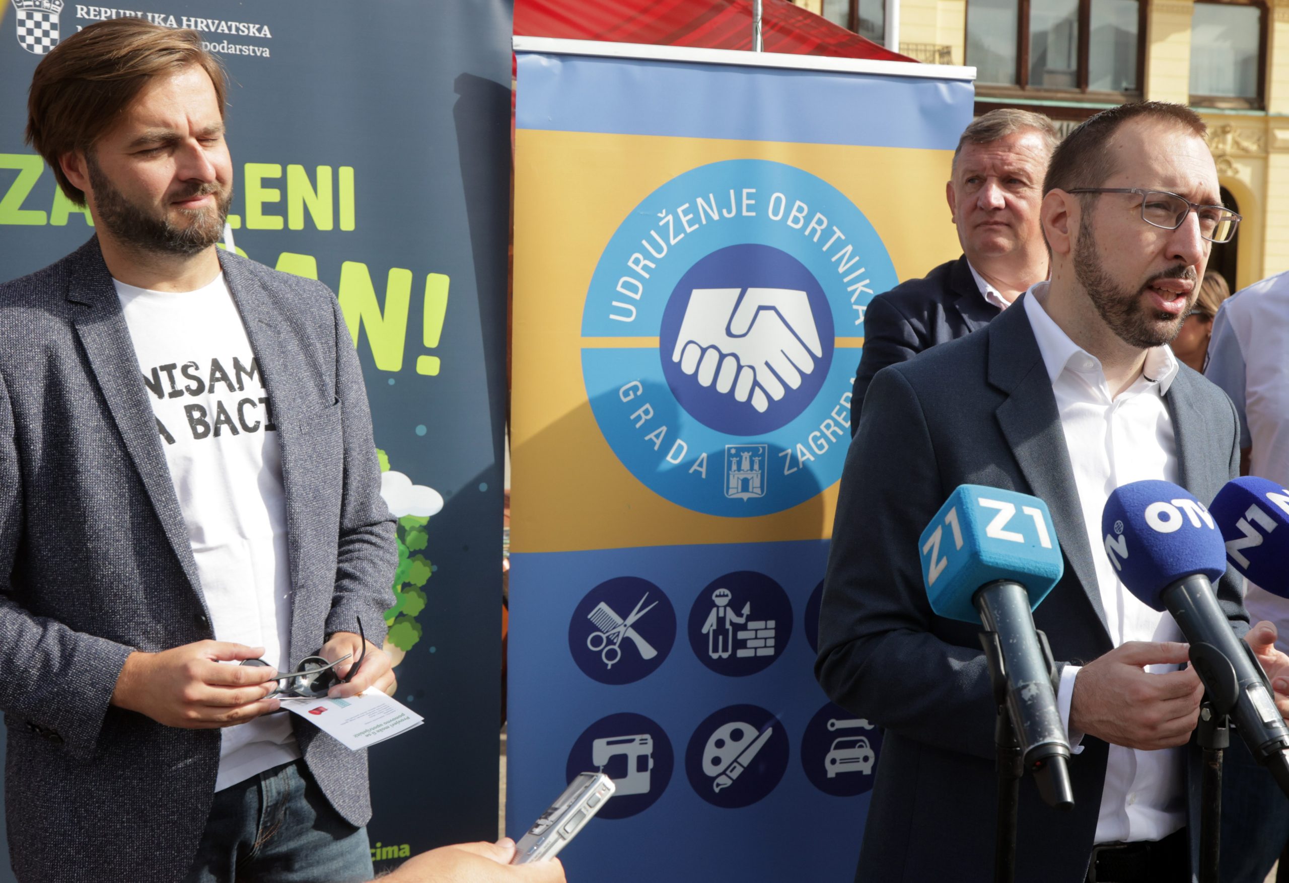 Zagreb, 5.9.2021 - Akcija #ZaZeleniSvakiDan, kojom Ministarstvo gospodarstva i održivog razvoja građanima pokazuju kako promjenom svakodnevnih navika svi zajedno možemo učiniti pozitivne korake u smanjenju štetnog utjecaja na klimu, okoliš i prirodu. Akciju su posjetili ministar gospodarstva i održivog razvoja Tomislav Ćorić (L), gradonačelnik Zagreba Tomislav Tomašević (D), predsjednik Udruženja zagrebačkih obrtnika Antun Trojnar (S) i direktorica Turističke zajednice Grada Zagreba Martina Bienenfeld.
Foto HINA/ Dario GRZELJ/ dag