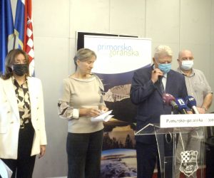 Rijeka, 6.9.2021.- Na redovitoj tjednoj tiskovnoj konferenciji upana Primorsko-goranske upanije Zlatka Komadine i suradnika, glavni epidemiolog Nastavnog zavoda za javno zdravstvo PG Dobrica Ronèeviæ iznio je podatke o situaciji u upaniji za covid-19. U posljednja 24 sata od 800 testiranih osoba est je pozitivno na covid, 28 osoba nalazi se na bolnièkom lijeèenju dok ih je petero na respiratoru. 
foto HINA/ Miljenko KLEPAC/ mk