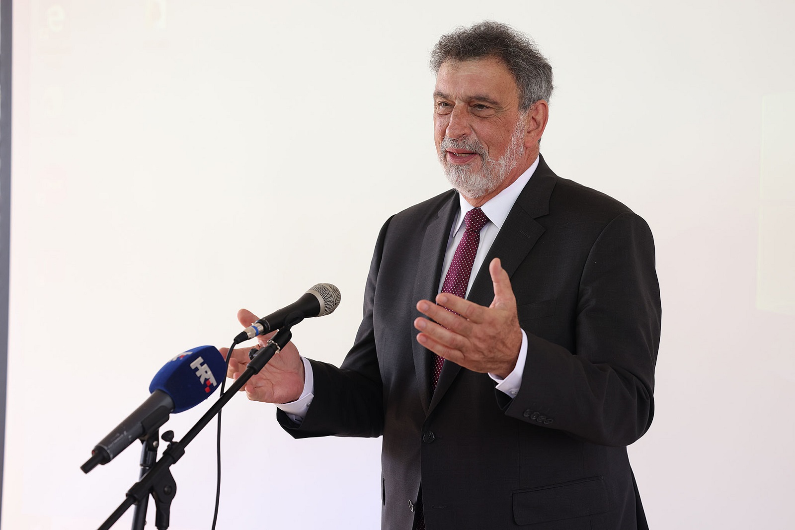 Zadar, 06.09.2021. - Prvog dana nove kolske godine ministar znanosti i obrazovanja Radovan Fuchs boravio je u Zadarskoj upaniji. U Osnovnoj koli Votarnica otvorena je nova kolska zgrade koja je sagraðena u sklopu graðevine Centar za odgoj, obrazovanje i rehabilitaciju i smjetaj osoba s posebnim potrebama "Mocire". Na slici Radovan Fuchs. 
foto HINA/Zvonko KUCELIN/ zk