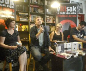 Rijeka, 06.09.2021.- U book caffeu Dnevni boravak predstavljen je program 14. Vriska - rijeèkog sajma knjiga i festival autora koji se odrava od 12. do 19. rujna u zgradi Exportdrva u Rijeci. Na slici ravnateljica Pomorskog i povijesnog muzeja Hrvatskog primorja Nikolina Radiæ tiviæ, urednik izdavaèke kuæe V.B.Z. Drago Glamuzina, Lidija Krvariæ iz marketinga V.B.Z.-a i suradnik Gradske knjinjce Rijeka Kristijan Beniæ. 
foto HINA/ Miljenko KLEPAC/ mk