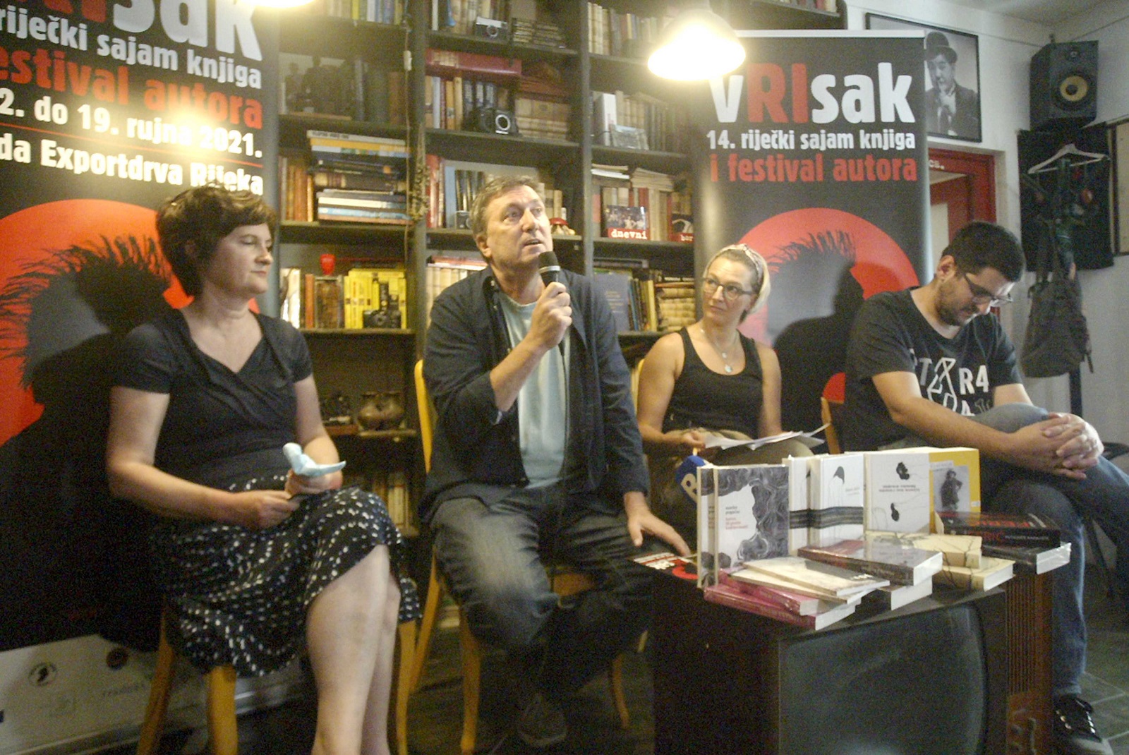 Rijeka, 06.09.2021.- U book caffeu Dnevni boravak predstavljen je program 14. Vriska - rijeèkog sajma knjiga i festival autora koji se odrava od 12. do 19. rujna u zgradi Exportdrva u Rijeci. Na slici ravnateljica Pomorskog i povijesnog muzeja Hrvatskog primorja Nikolina Radiæ tiviæ, urednik izdavaèke kuæe V.B.Z. Drago Glamuzina, Lidija Krvariæ iz marketinga V.B.Z.-a i suradnik Gradske knjinjce Rijeka Kristijan Beniæ. 
foto HINA/ Miljenko KLEPAC/ mk