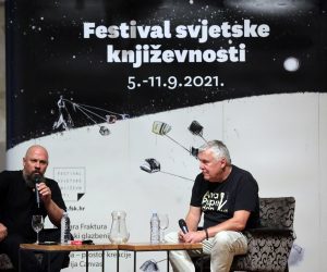Zagreb, 6.9.2021 - Na tribini Razotkrivanje 9. Festivala svjetske književnosti u Hrvatskom glazbenom zavodu (HGZ) predstavljen je Zoran Predin (desno) kroz razgovor s Borisom Dežulovićem (lijevo).  
Foto HINA/ Dario GRZELJ/ dag