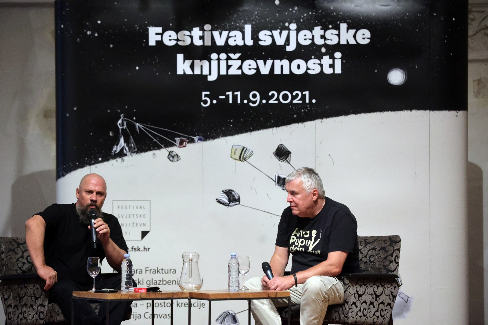 Zagreb, 6.9.2021 - Na tribini Razotkrivanje 9. Festivala svjetske književnosti u Hrvatskom glazbenom zavodu (HGZ) predstavljen je Zoran Predin (desno) kroz razgovor s Borisom Dežulovićem (lijevo).  
Foto HINA/ Dario GRZELJ/ dag