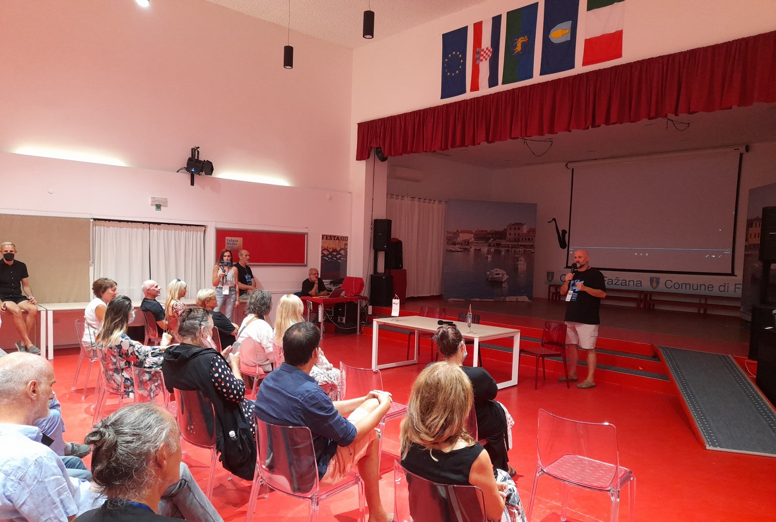 Fažana, 06.09.2021. - "Moć medija", tema je ovogodišnjeg trećeg međunarodnog multimedijalnog novinarskog festivala Fažana media Fest koji je u ponedjeljak navečer otvoren u Fažani, a okupit će više od 70 sudionika iz sedamnaest zemalja. foto HINA/ Daniel SPONZA/ ml