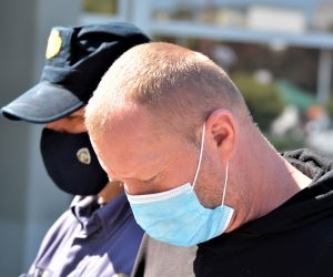 Karlovac, 8.9.2021.- Zbog opasnosti od bijega vozaèu kamiona iz BiH odreðen je jednomjeseèni zatvor, poto je osumnjièen za izazivanja prometne nesreæe  od ponedjeljka, kada je tijekom telefoniranja u vonji naletio na poljski osobni automobil i prouzroèio smrt jednog djeteta i ranjavanje tri osobe. 
foto HINA/ Mladen VOLARIÆ/ ua
