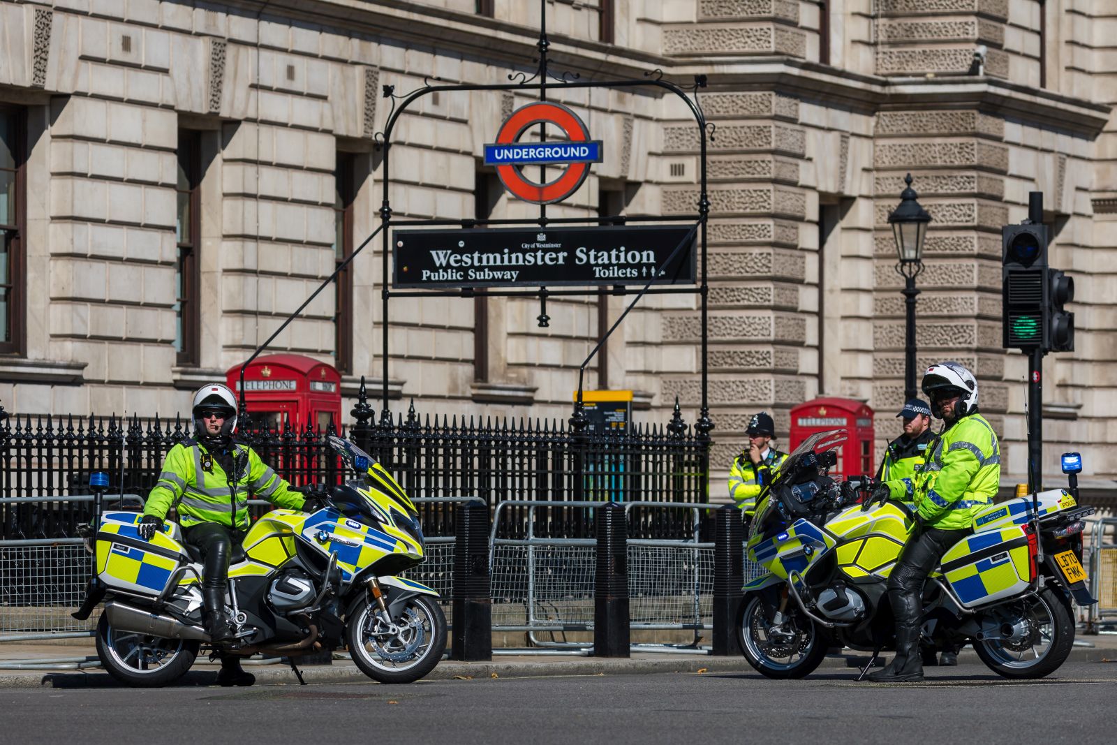 epa09455098 Police close the road in Whitehall leading to 10 Downing Street in Westminster, London, Britain, 08 September 2021. Downing Street was locked down by police after a suspicious package was found at the gates of Downing Street.  EPA/VICKIE FLORES