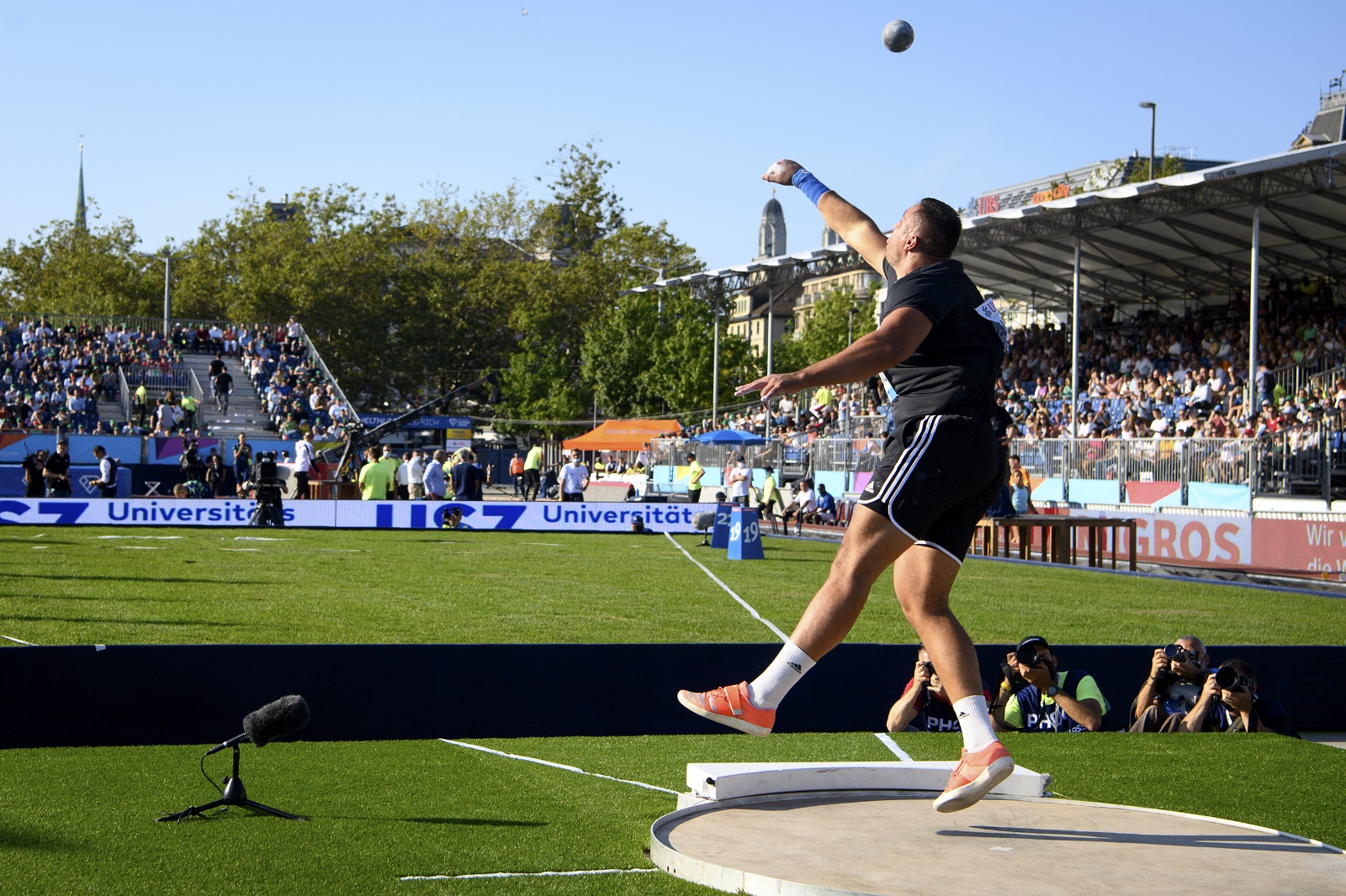 epa09455423 Filip Mihaljevic of Croatia competes in the men's Shot Put during the city event of the Weltklasse IAAF Diamond League international athletics meeting on Sechselaeutenplatz in Zurich, Switzerland, 08 September 2021.  EPA/JEAN-CHRISTOPHE BOTT