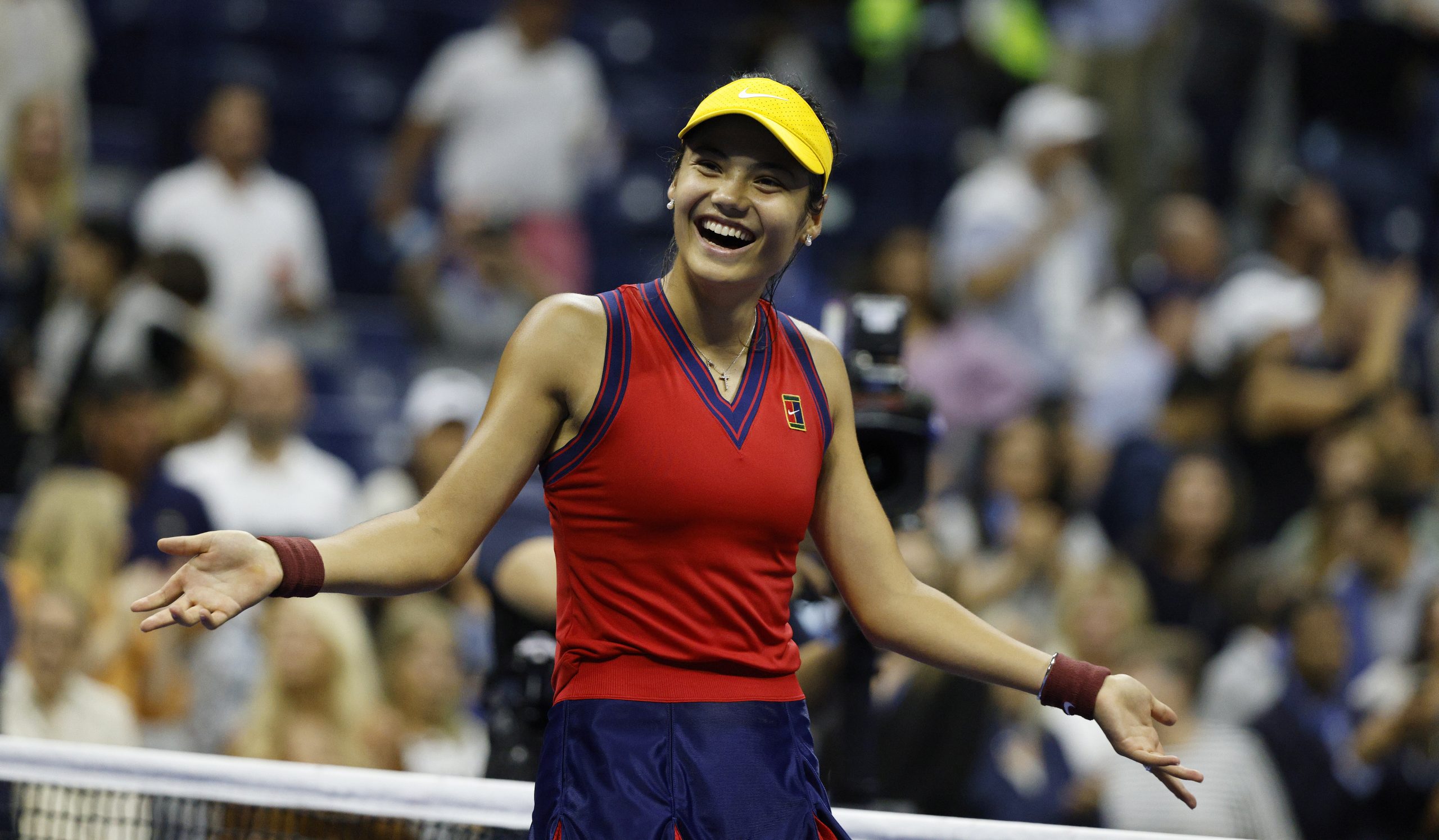 epa09458948 Emma Raducanu of Great Britain reacts after defeating Maria Sakkari of Greece during their semifinals round match on the eleventh day of the US Open Tennis Championships at the USTA National Tennis Center in Flushing Meadows, New York, USA, 09 September 2021. The US Open runs from 30 August through 12 September.  EPA/JUSTIN LANE