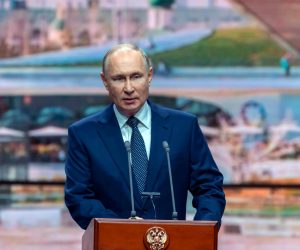 epa09460991 Russian President Vladimir Putin addresses the audience during Moscow City Day celebrations at Zaryadye Concert Hall, in Moscow, Russia, 11 September 2021. Moscow celebrates its 874th anniversary in 2021.  EPA/MIKHAIL VOSKRESENSKIY/SPUTNIK/KREMLIN POOL