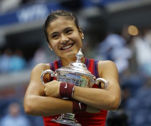 epaselect epa09462829 Emma Raducanu of Great Britain celebrates with the championship trophy after defeating Lelyah Fernandez of Canada to win the women's final match on the thirteenth day of the US Open Tennis Championships at the USTA National Tennis Center in Flushing Meadows, New York, USA, 11 September 2021. The US Open runs from 30 August through 12 September.  EPA/JOHN G. MABANGLO
