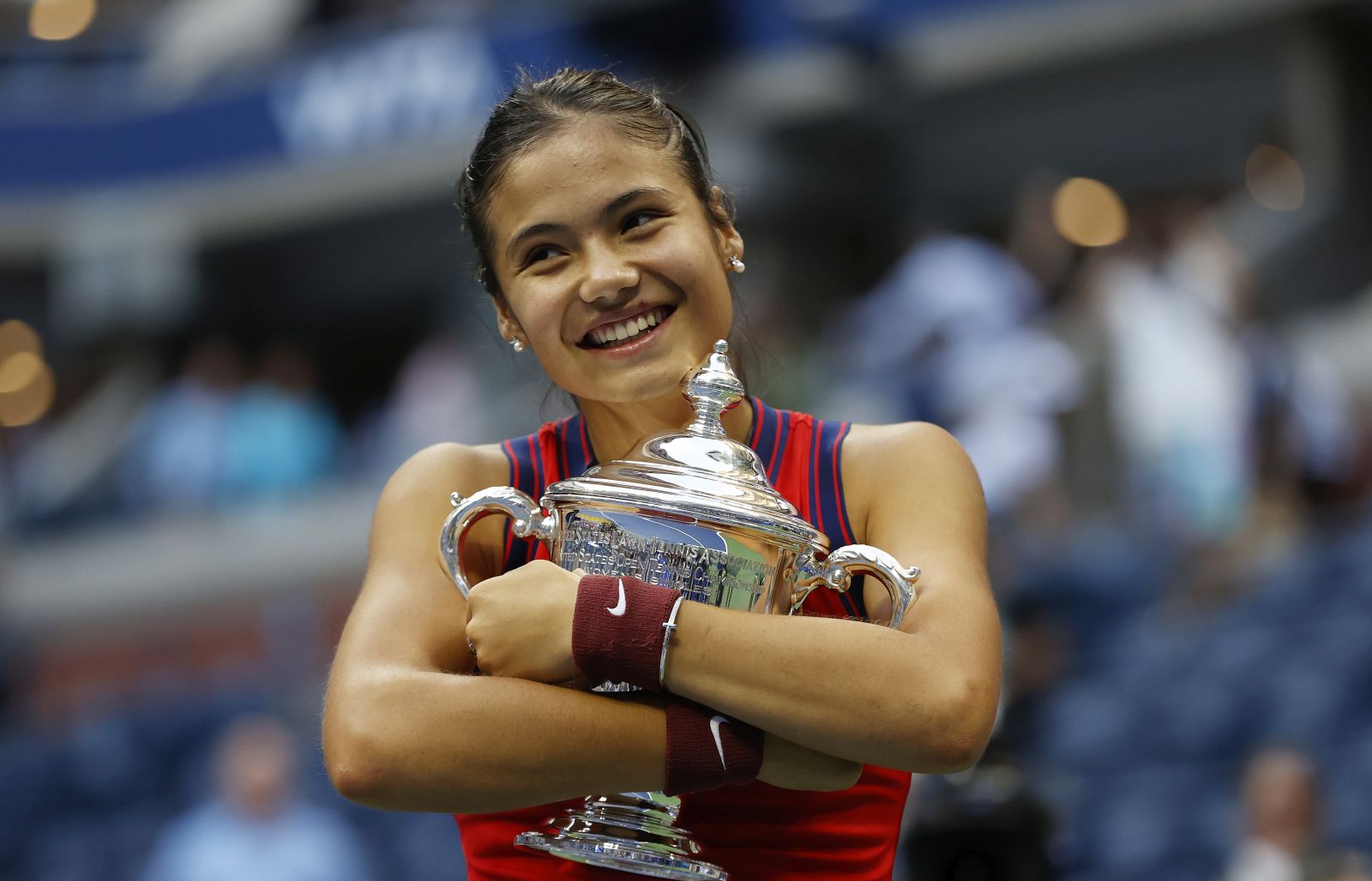 epaselect epa09462829 Emma Raducanu of Great Britain celebrates with the championship trophy after defeating Lelyah Fernandez of Canada to win the women's final match on the thirteenth day of the US Open Tennis Championships at the USTA National Tennis Center in Flushing Meadows, New York, USA, 11 September 2021. The US Open runs from 30 August through 12 September.  EPA/JOHN G. MABANGLO