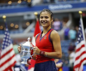 epa09462815 Emma Raducanu of Great Britain celebrates with the championship trophy after defeating Lelyah Fernandez of Canada to win the women's final match on the thirteenth day of the US Open Tennis Championships at the USTA National Tennis Center in Flushing Meadows, New York, USA, 11 September 2021. The US Open runs from 30 August through 12 September.  EPA/JOHN G. MABANGLO