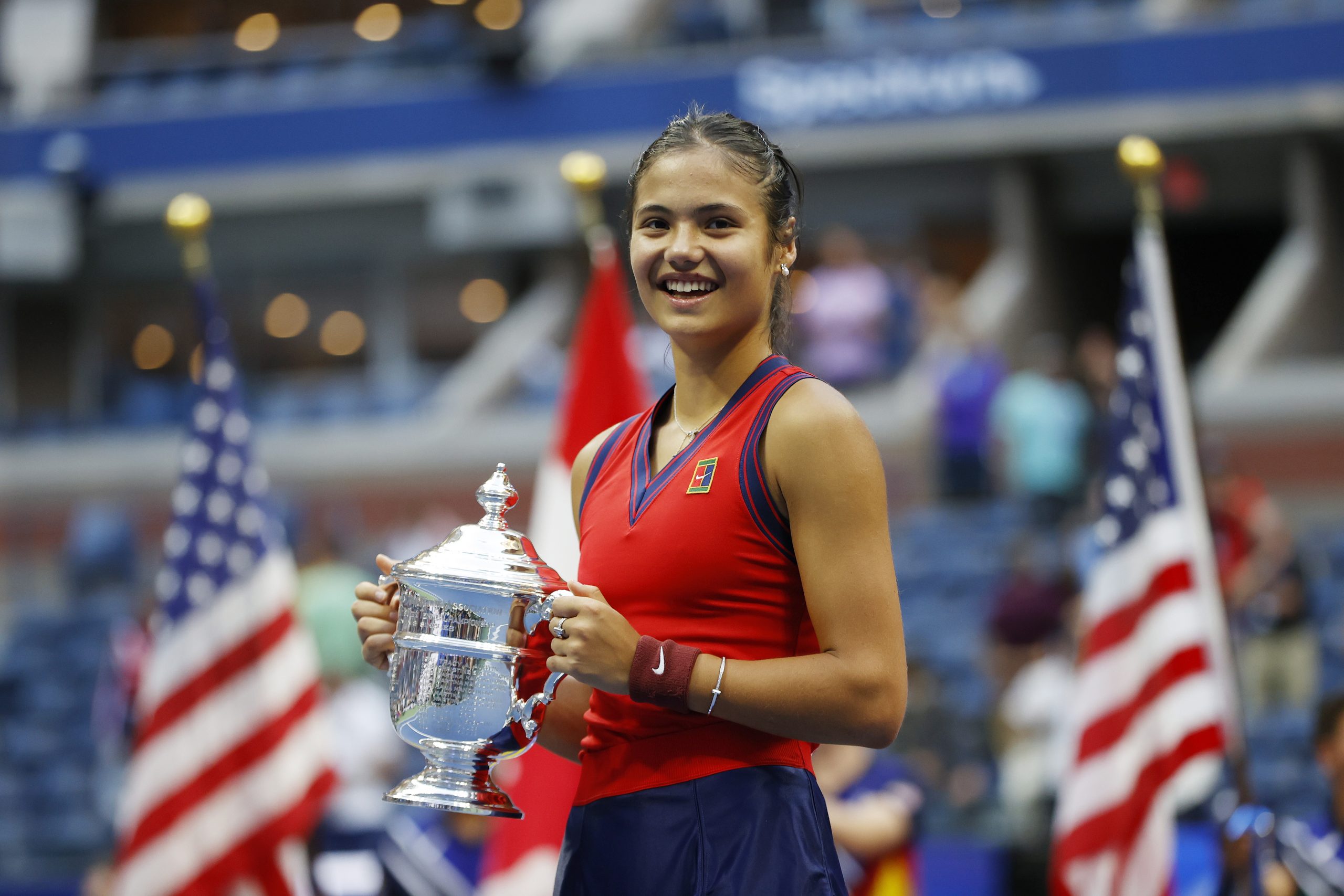 epa09462815 Emma Raducanu of Great Britain celebrates with the championship trophy after defeating Lelyah Fernandez of Canada to win the women's final match on the thirteenth day of the US Open Tennis Championships at the USTA National Tennis Center in Flushing Meadows, New York, USA, 11 September 2021. The US Open runs from 30 August through 12 September.  EPA/JOHN G. MABANGLO