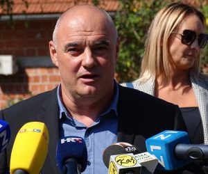 Krapinske Toplice, 13.09.2021. - Ministar znanosti i obrazovanja Radovan Fuchs u ponedjeljak je došao u osnovnu školu u Krapinskim Toplicama, u koju je u petak bilo ušlo nekoliko ljudi koji se protive nošenju maski, te najavio da će škole i dječji vrtići do daljnjeg biti pod nadzorom. Na fotografiji ravnatelj OŠ Krapinske Toplice Samson Štibohar.
foto HINA/ Siniša KALAJDŽIJA/ ml