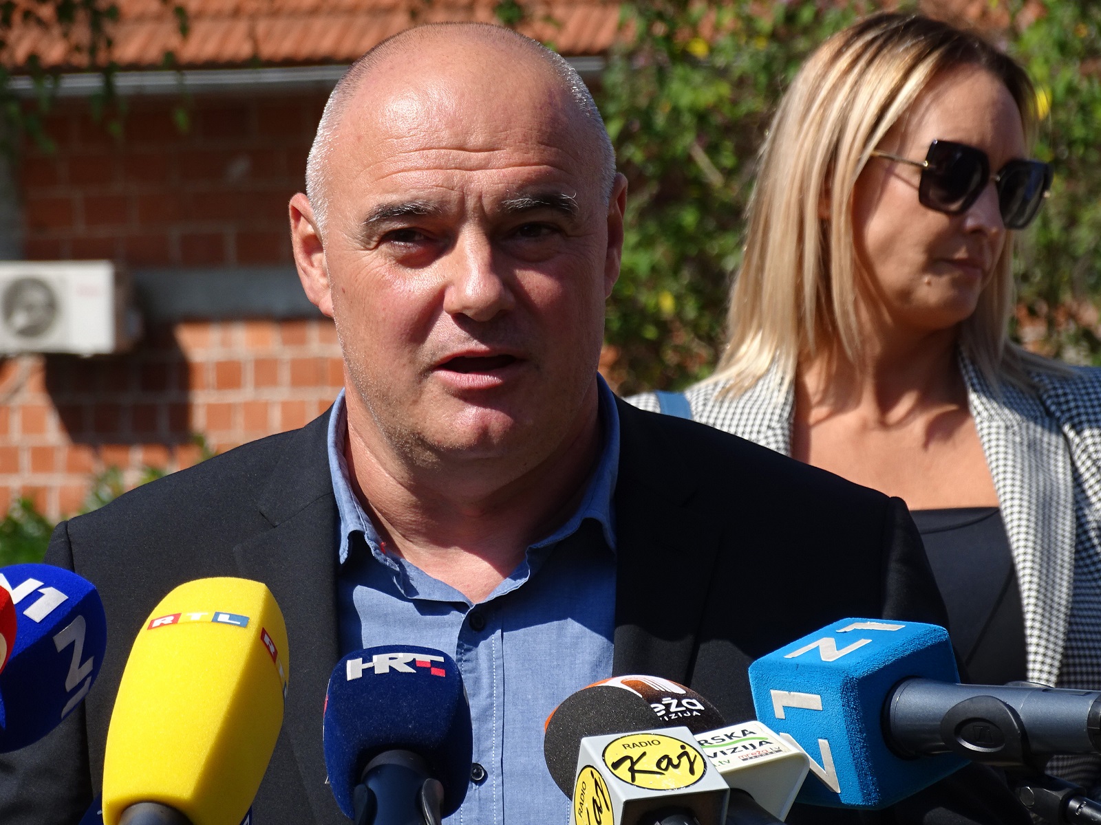 Krapinske Toplice, 13.09.2021. - Ministar znanosti i obrazovanja Radovan Fuchs u ponedjeljak je došao u osnovnu školu u Krapinskim Toplicama, u koju je u petak bilo ušlo nekoliko ljudi koji se protive nošenju maski, te najavio da će škole i dječji vrtići do daljnjeg biti pod nadzorom. Na fotografiji ravnatelj OŠ Krapinske Toplice Samson Štibohar.
foto HINA/ Siniša KALAJDŽIJA/ ml