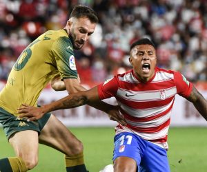 epa09466311 Granada's striker Darwin Machis (R) vies for the ball with Betis' defender German Pezzella (L) during the Spanish LaLiga soccer match between Granada CF and Real Betis at Nuevo Los Carmenes stadium in Granada, southern Spain, 13 September 2021.  EPA/Miguel Angel Molina